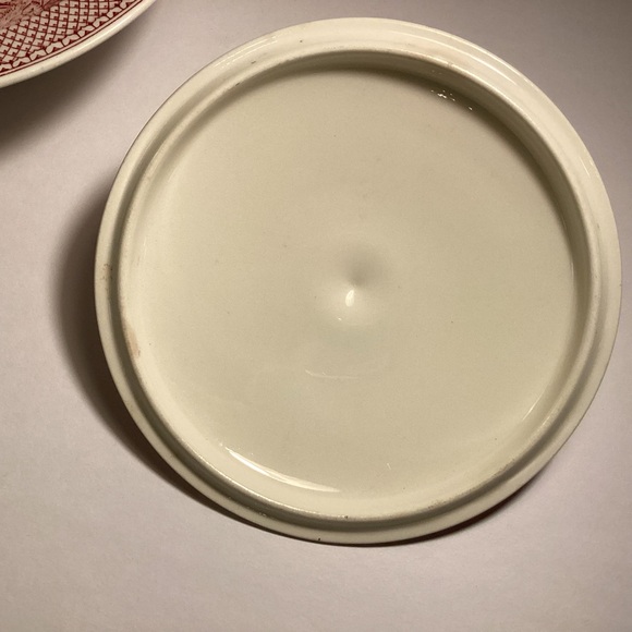 Currier & Ives red covered casserole by Homer Laughlin, Husking. - Picture 4 of 8